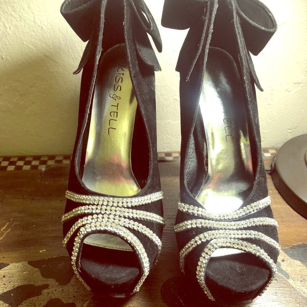 💙💘💕Kiss and Tell Diamond Bow Tie Heels 💙💘💕